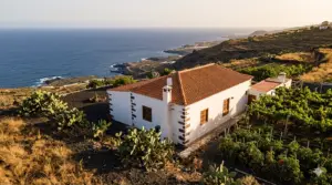 Vivienda canaria con plataneras en zona rural del Valle de Güimar al atardecer — WiFi Rural de NOVATIO donde la fibra no llega